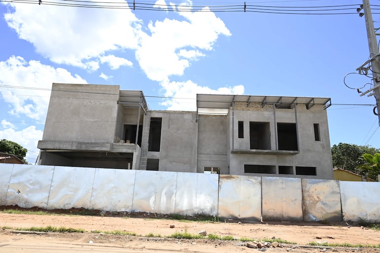 La casa ubicada en el barrio Defensores del Chaco tendrá dos niveles. Desde que empezaron a  construir a finales del año pasado, avanza a toda marcha.