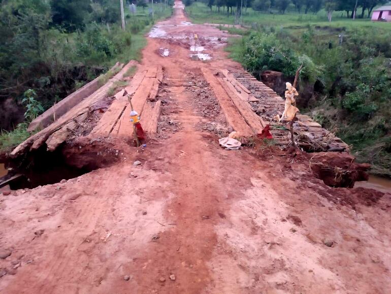 Puente de madera ubicado sobre el arroyo Moroti de la compañía del mismo nombre del distrito de Abai