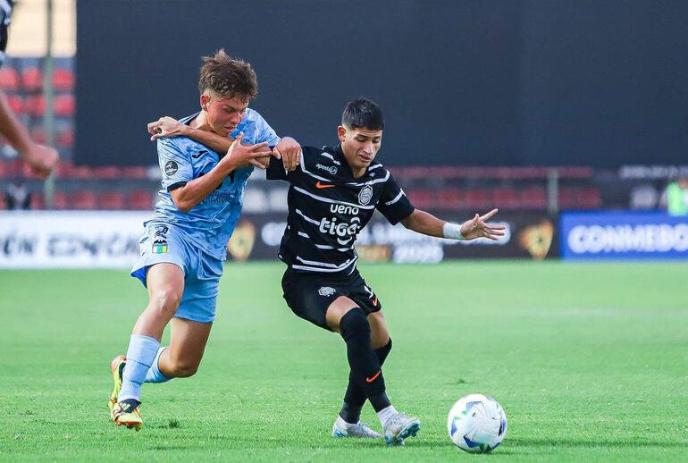 El delantero franjeado Pedro Zarza Gavilán intenta superar la marca del defensor de O’Higgins Zamorano, en el juego de  la Libertadores Sub 20, que culminó igualado 1-1 anoche.