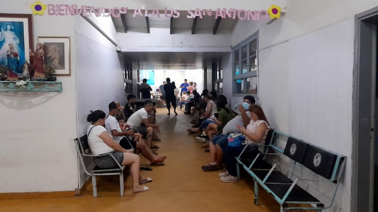 La Unidad Sanitaria del Instituto de Previsión Social (IPS) de San Antonio  
abarrotada de pacientes.