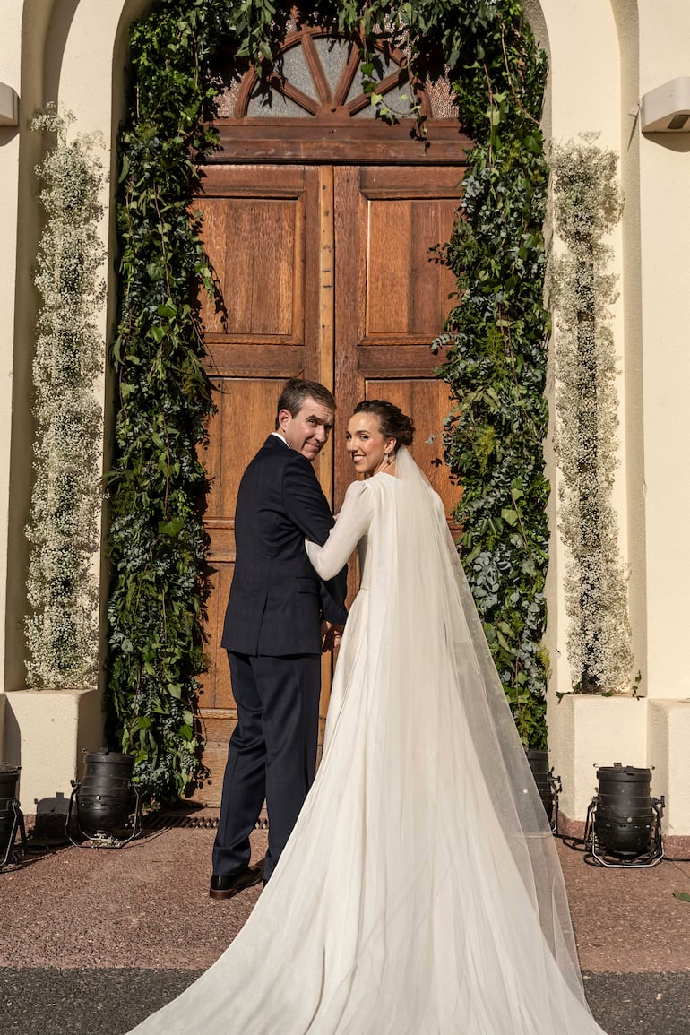 La novia ingresó muy emocionada a la iglesia tomada del brazo de su papá Ricardo Kent.