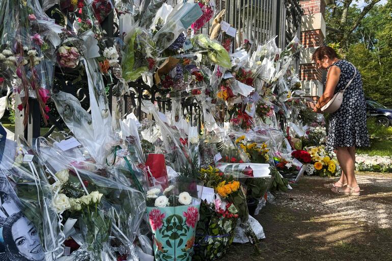 Seguidores llenaron de flores y homenajes el portón de la propiedad de Alain Delon en Douchy, tras conocerse su fallecimiento.