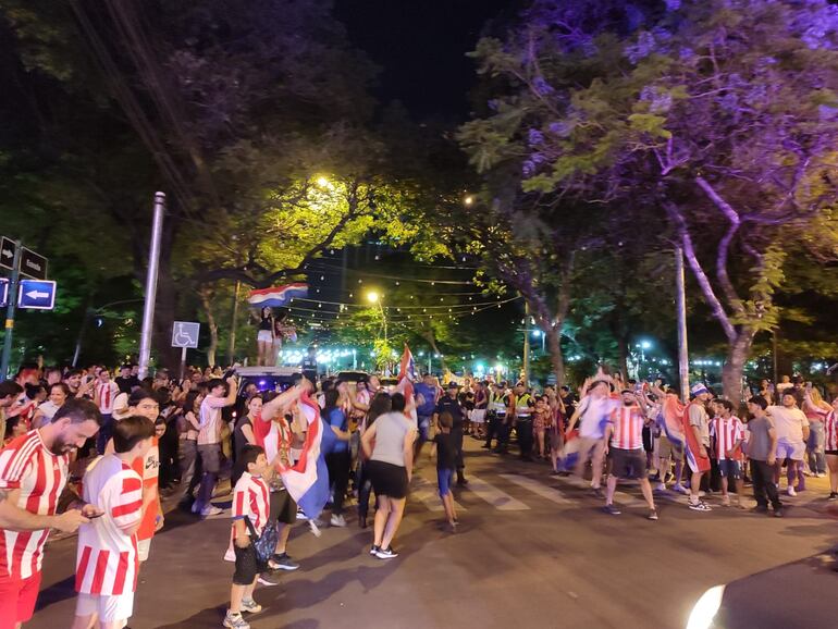 La Albirroja vence a Argentina y desata fiesta en las calles