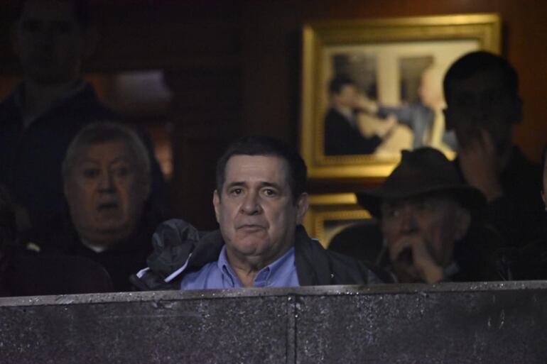 Horacio Cartes, observando un partido del Club Libertad el 20 de mayo del 2023.