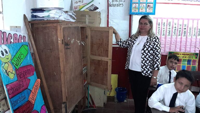 En la Escuela San Francisco de Ñemby carecen de todo, no cuentan con ventiladores, los armarios son vetustos, y los vidrios de las ventas se encuentran rotos.