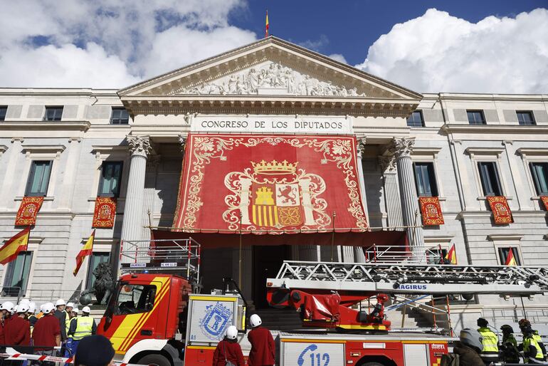 El Congreso de los Diputados ha colocado este lunes el baldaquino o dosel de gala que lucirá mañana en el atrio de la Puerta de los Leones durante la jura de la princesa Leonor a la Constitución por su mayoría de edad. (EFE/Aitor Martín)
