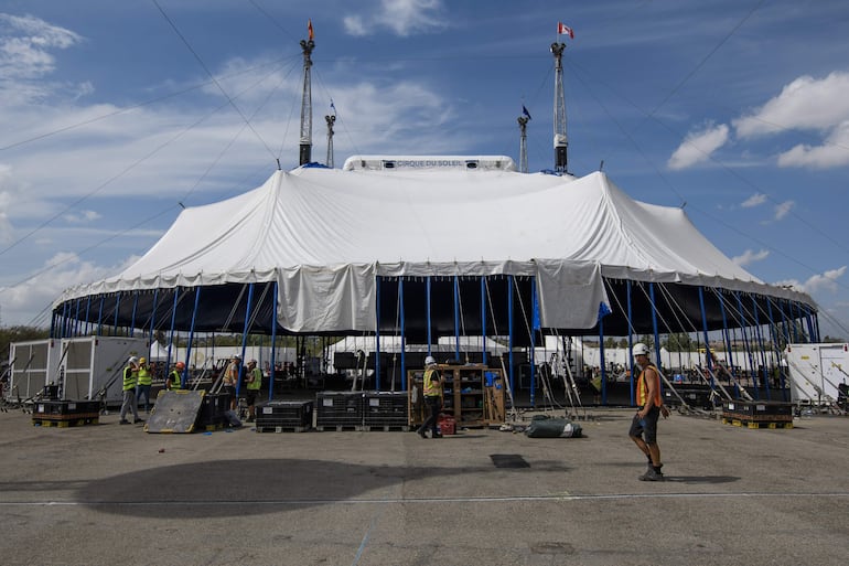 El Circo del Sol iza su gran carpa en Sevilla para el próximo espectáculo, un trabajo que necesita de sesenta hombres y mujeres que empujan más de cien postes de soporte para elevar la lona hasta su posición final.
