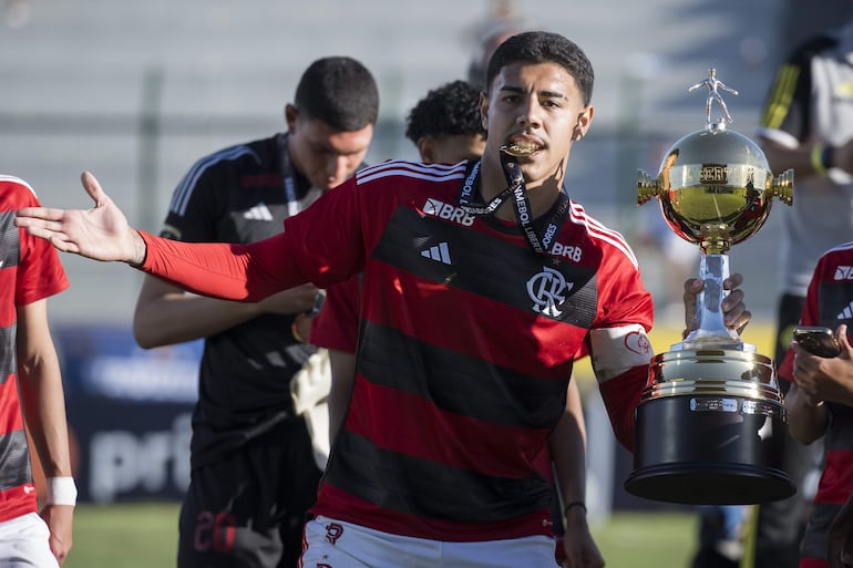 AMDEP8110. MALDONADO (URUGUAY), 17/03/2024.- El capitán de Flamengo Iago da Silva celebra con el trofeo al ganar la Copa Libertadores Sub-20 frente a Boca Juniors este domingo, en el estadio Domingo Burgueño Miguel en Maldonado (Uruguay). EFE/ Enzo Santos Barreiro
