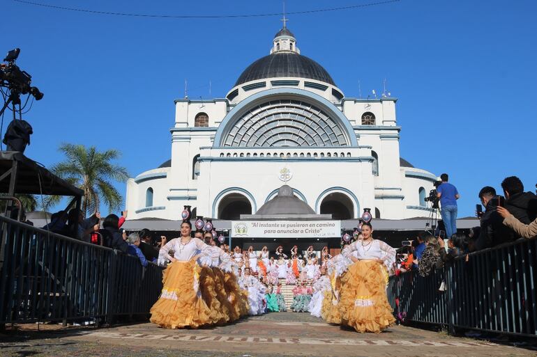 Bailarinas interpretaron danzas paraguayas en la plazoleta de la Basílica, después de la celebración eucarística de las 07:00. 