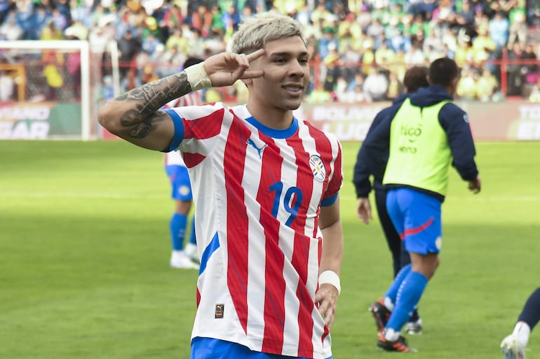 Julio Enciso, jugador de Paraguay, celebra un gol en el partido frente a Bolivia por la fecha 12 de las Eliminatorias Sudamericanas 2026 en el estadio Municipal, en El Alto, Bolivia.