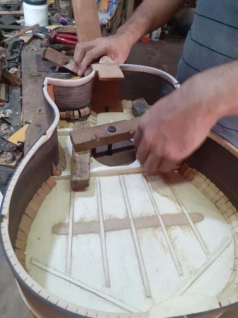 La caja de las guitarras generalmente se realiza de cedro.