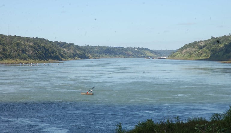 El caudaloso Río Paraná en las cercanías de las tres fronteras: Paraguay, Brasil y Argentina.