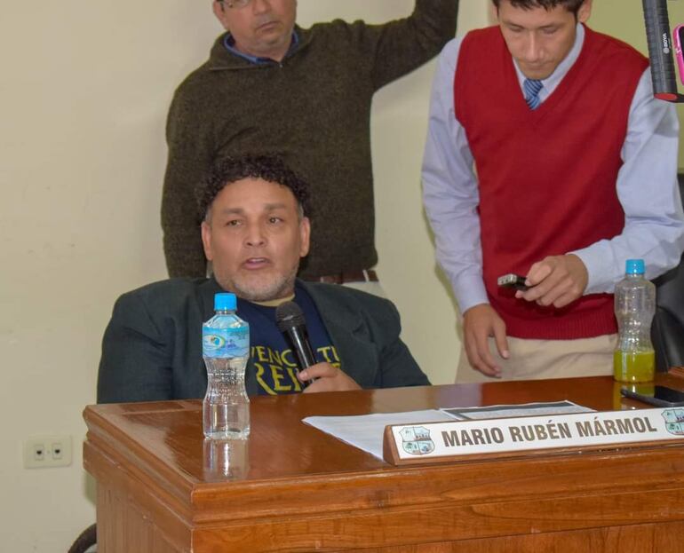 Pese a la intención del intendente interino renunciante, José Riquelme, de querer tomar su lugar, Mario Rubén Mármol continuó en su curul.