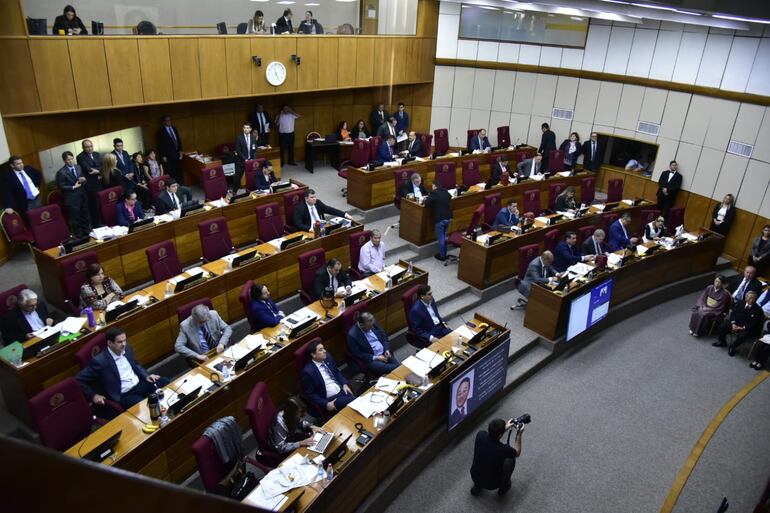 Imágenes de la sesión de Senadores este miércoles.