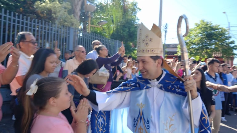 Los feligreses pidieron la bendición del nuncio.