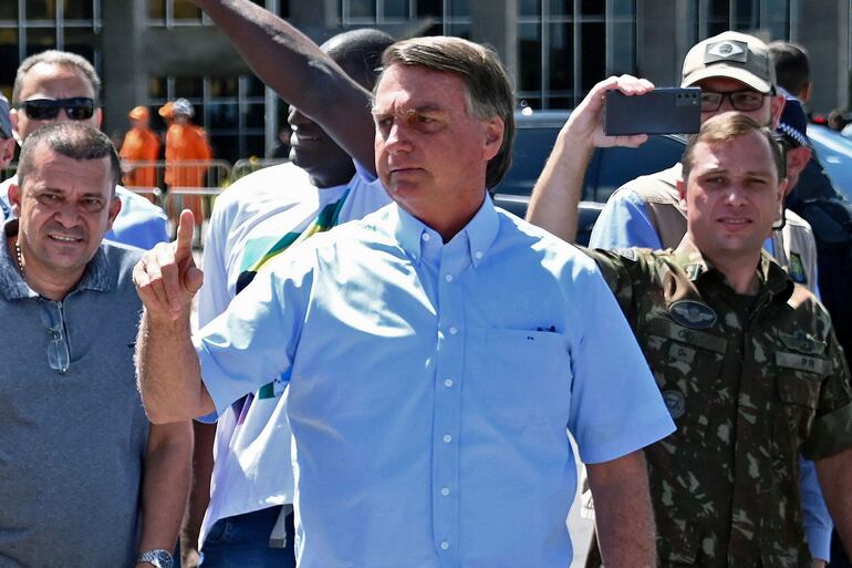 El expresidente de Brasil, Jair Bolsonaro (C), durante un acto público en Brasilia. (AFP)