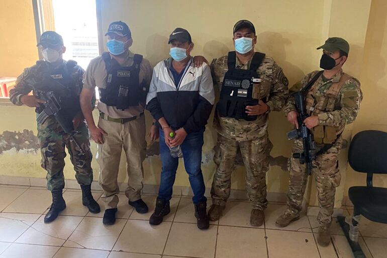 El narco compatriota rodeado por agentes bolivianos y paraguayos, tras su expulsión del país vecino.