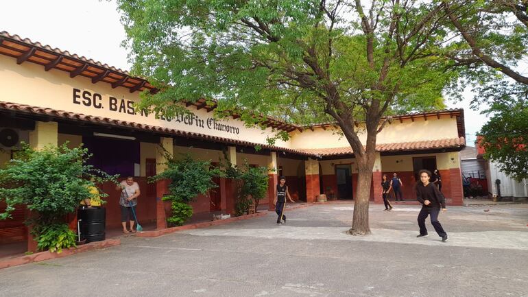 Engineering retoma una de sus obras abandonadas e inicia trabajos en la escuela Delfin Chamorro de Asunción.