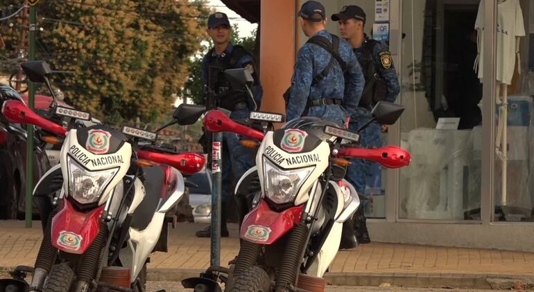 Custodia policial frente al hospital de Barrio Obrero, donde se encuentra Alcides Oviedo