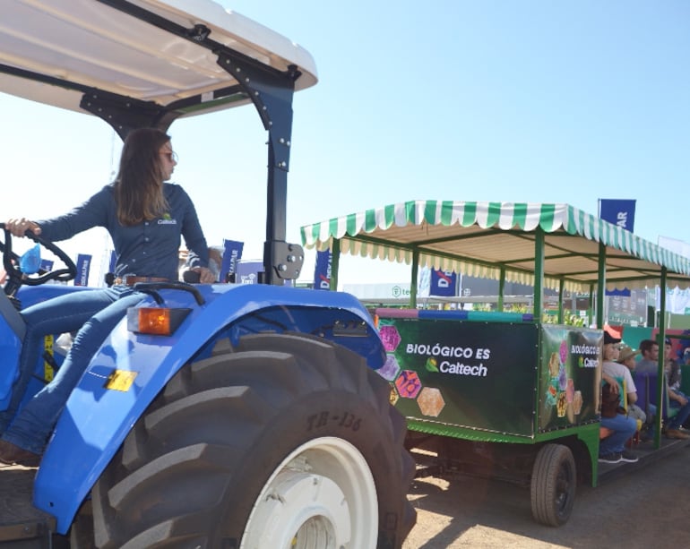 Los visitantes podían recorrer la Feria Innovar en cómodos acoplados adaptados y estirados por tractores, dando ese ambiente agro al recorrido.