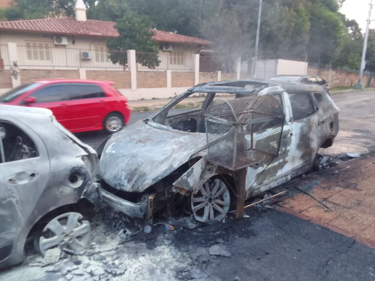 Dos vehículos se incendiaron por completo tras un choque registrado esta mañana, en Malutin y Sucre.