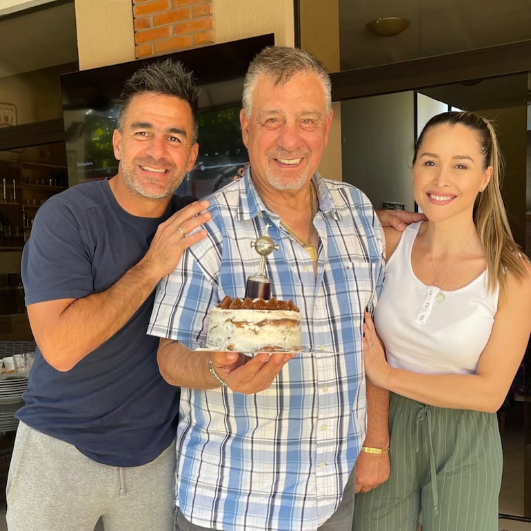 Éver Hugo Almeida junto a su fallecido hijo Iván y su nuera Cynthia De Recalde, en un cumpleaños de hace un tiempo. (Instagram/Cynthia De Recalde)