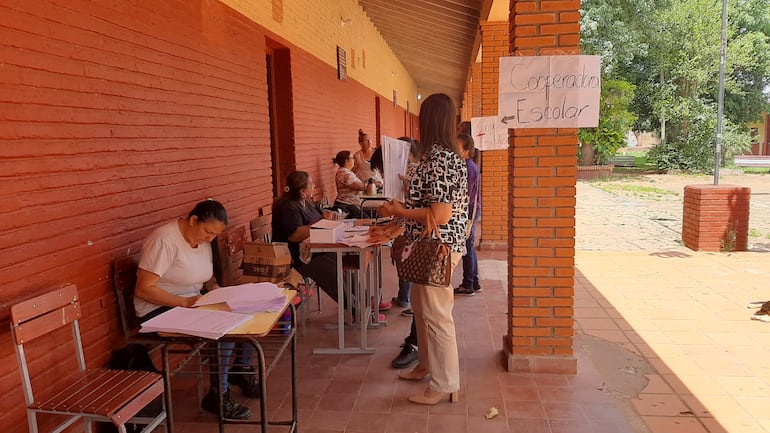 Los padres que estaban inscribiendo a sus hijos que las cooperadoras escolares cubren los vacíos que el Ministerio de Educación no prevé.