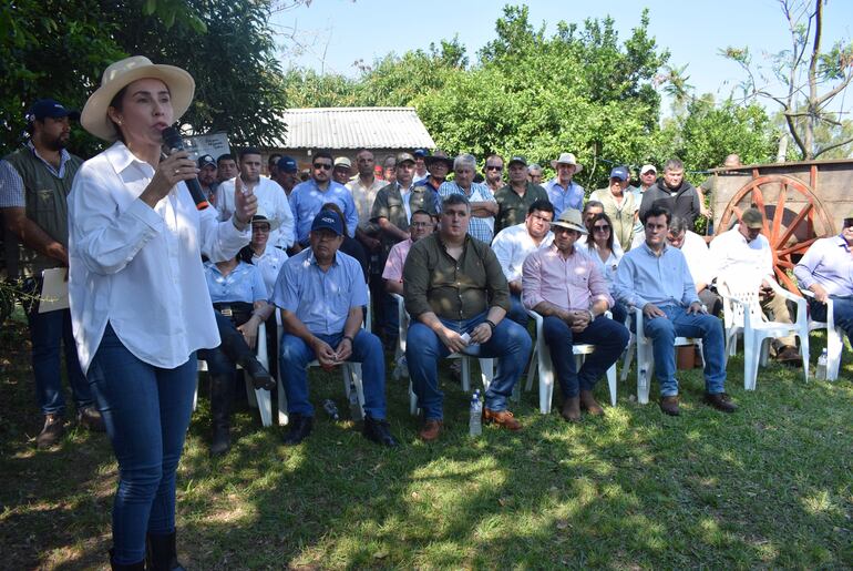 Gobernadora de Paraguarí, Norma Zárate de Monges, anunciando que llegará el tractor agrícola para productores de Ybytymí.