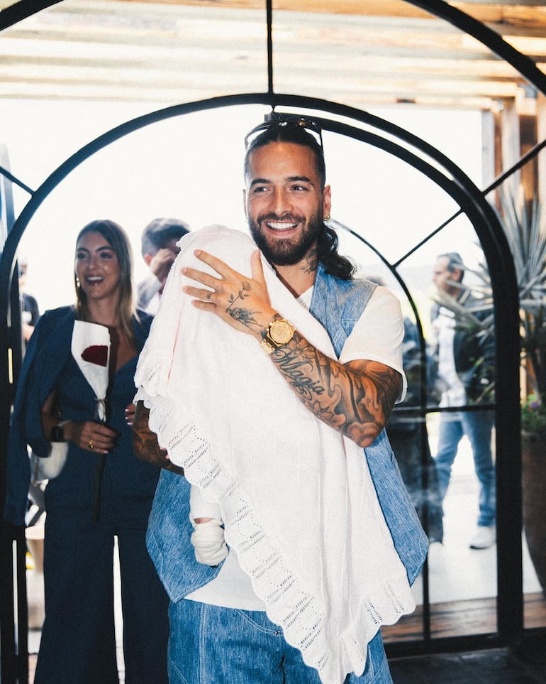 Papá Juancho. Maluma con Paris en brazos llegando a su flamante y lujoso restó. (Instagram/Maluma)