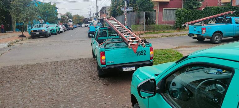 Una gran cantidad de vehículos movilizó la Ande para el operativo corte masivo en la zona de Ñemby y Ypané.