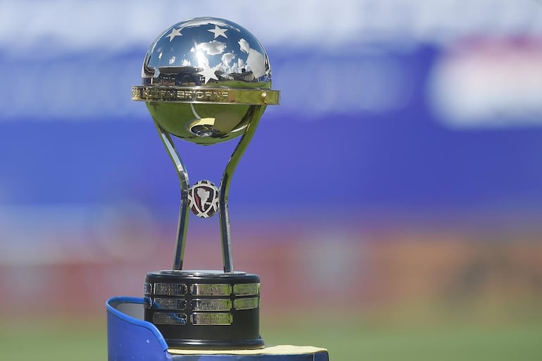 El trofeo de la Copa Sudamericana.