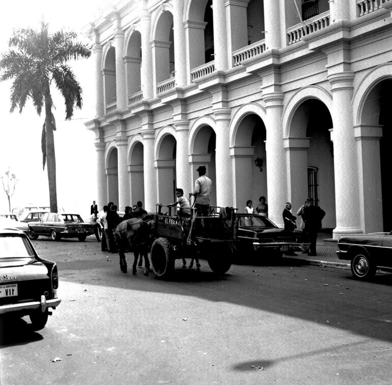 Ver un carrito a tracción animal era una escena habitual décadas atrás, incluso frente al Viejo Cabildo.