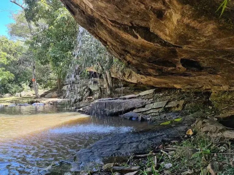 El “Chorro Karumbe’y” se encuentra en el arroyo Karumbe’y, que divide a Tobatí de Atyrá.