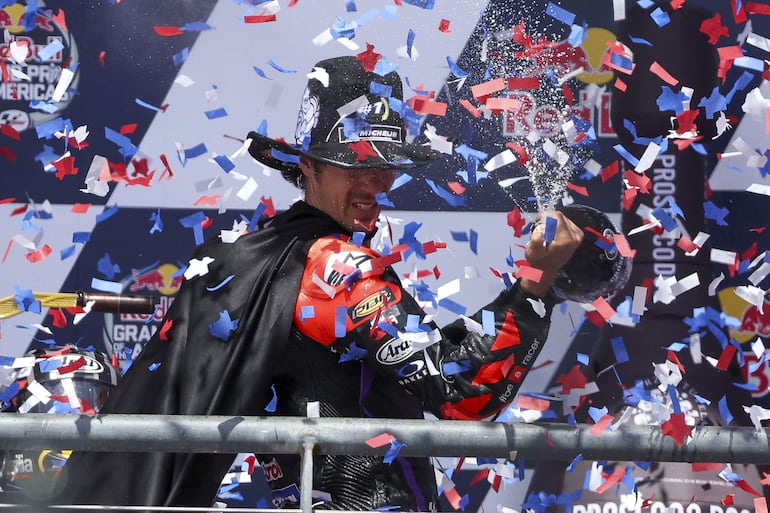 El piloto español Maverick Viñales del equipo Aprilia Racing celebra en el podio tras ganar la carrera de MotoGP para el Gran Premio de Motociclismo de las Américas el sábado, en el Circuito de las Américas en Austin, Texas (EE.UU.).