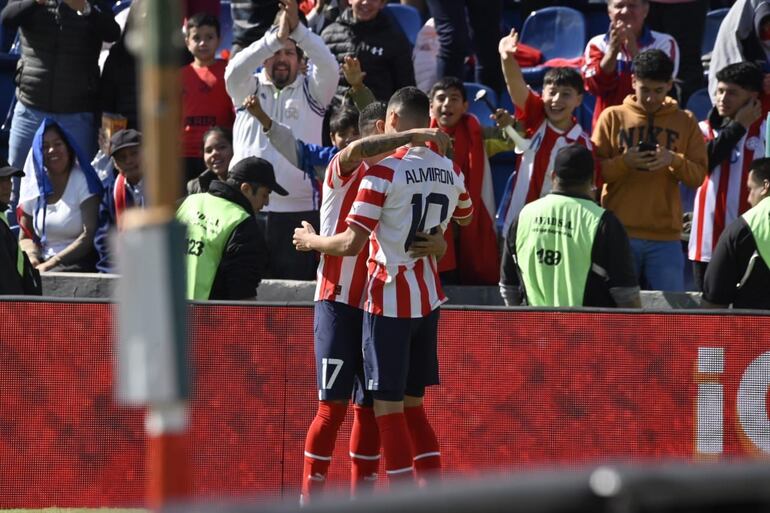 Miguel Almirón (10) celebra un gol de la selección paraguaya en el partido amistoso contra Nicaragua en el estadio Defensores del Chaco, en Asunción.