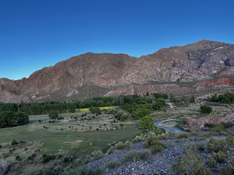 Idílico paisaje del atardecer en el valle central de Uspallata entre la precordillera de los Andes y la cordillera Central.