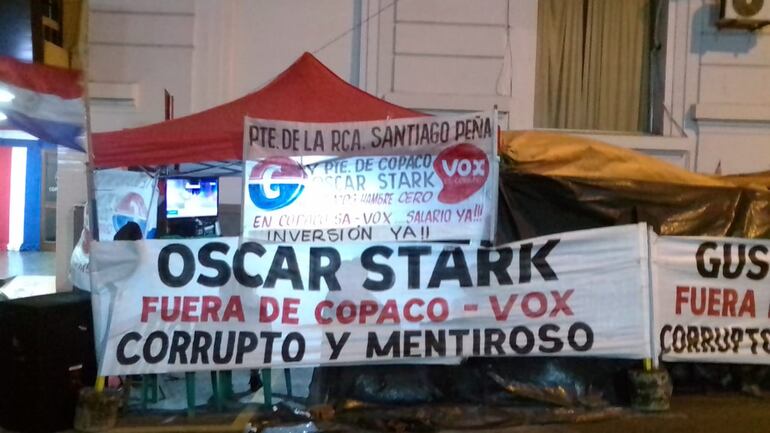 "Carpa de la resistencia" de los funcionarios de Copaco. Exigen la salida del titular de la estatal, Óscar Stark.