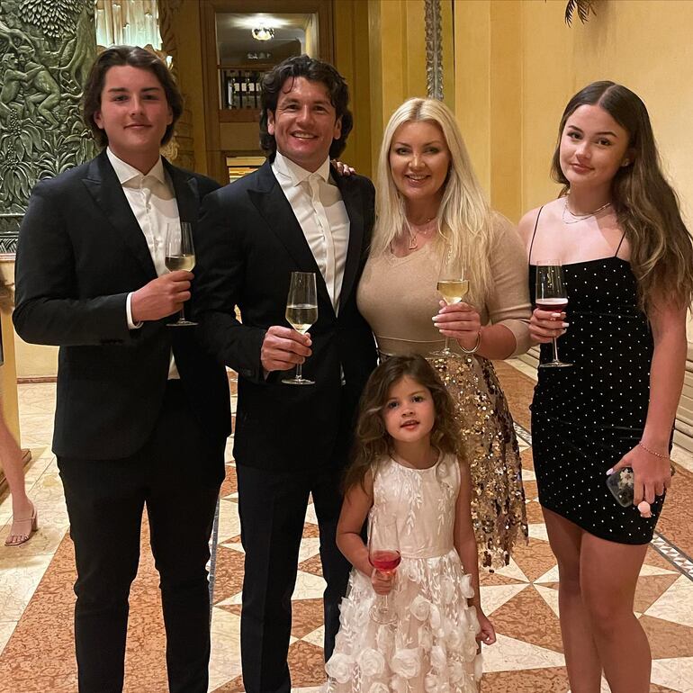 Familia completa. Nelson y Tynka Haedo Valdez con sus tres hijos: Samuel, Noemí y Leonie. (Instagram/Nelson Haedo Valdez)