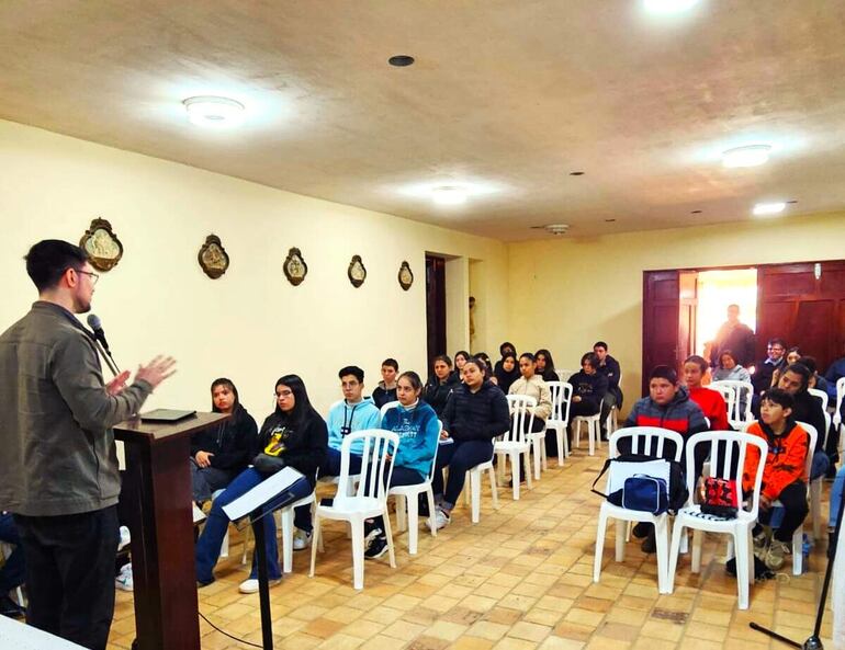 Jóvenes se forman en liderazgo juvenil en la Parroquia de Carapeguá.