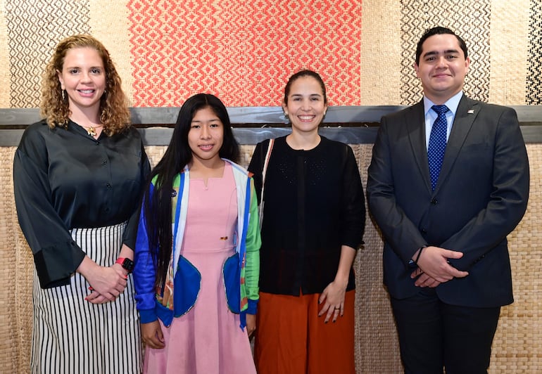 María del Mar Leguizamón, Gloria Kagi, Andrea Vázquez y Gabriel Tapia Barboza, Encargado de Negocios de la Embajada de Costa Rica.