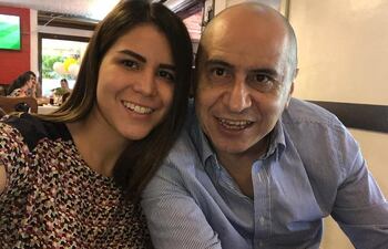 La auxiliar fiscal Claudia Guillén y su padre Ramón Monchi Guillén, ambos procesados por el caso de la camioneta robada en Brasil.