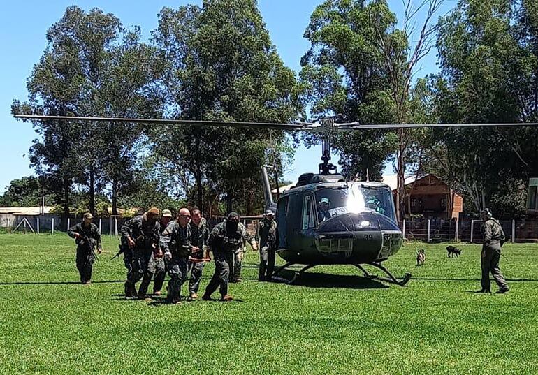 Miembros de la Fuerza de Tarea Conjunta trasladan a una persona herida en el incidente del domingo.