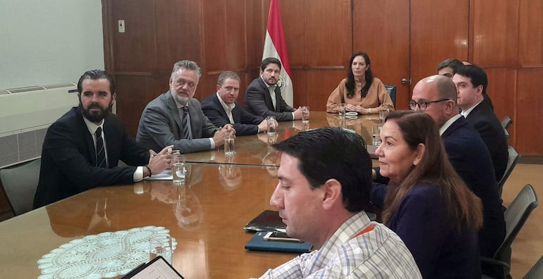 La titular del MOPC, Claudia Centurión, se reunió ayer en horas de la tarde con directivos del Cafym.