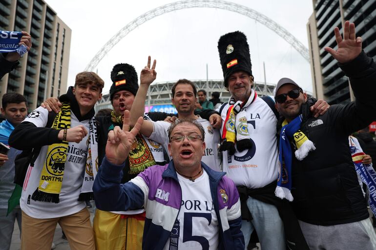 Los aficionados en los alrededores del estadio de Wembley antes de la final de la Champions League entre el Borussia Dortmund y el Real Madrid en Londres. 