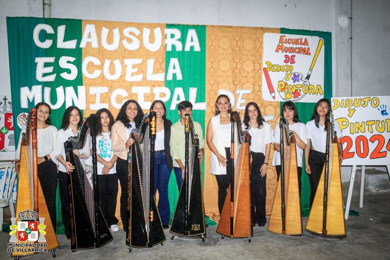 Jóvenes estudiantes del curso de arpa paraguaya.