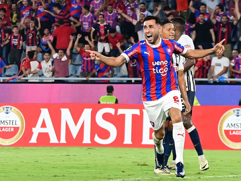 El argentino Federico Carrizo, jugador de Cerro Porteño, festeja un gol en el partido frente a Alianza Lima por la segunda fecha del Grupo A de la Copa Libertadores 2024 en el estadio La Nueva Olla, en Asunción.