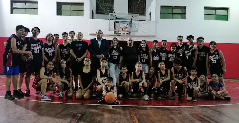 Foto del recuerdo con alumnos de la escuela y la gente de Arca Basket, encabezado por Ñori Arca.