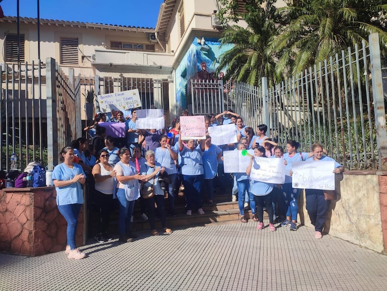 Funcionarias de limpieza del hospital de Itauguá se manifiestan frente al Ministerio de Salud.