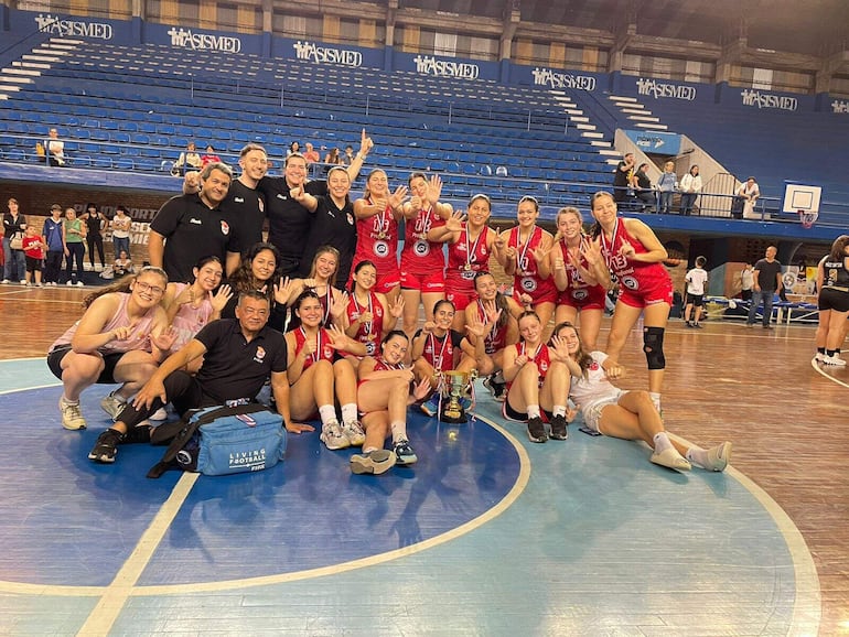 Jugadoras, cuerpo técnico y parte de la fanaticada posa con la copa de campeón del torneo U17.