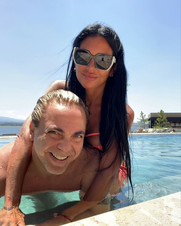 ¡Feliz de la vida! Así se muestra Cristian Castro junto a su novia Mariela Sánchez. (Instagram/Cristian Castro)